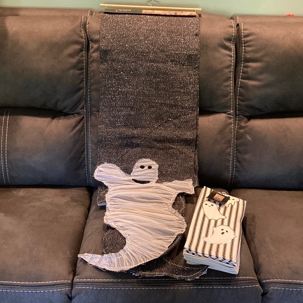 NWT CYNTHIA ROWLEY CURIOUS GHOST TABLE RUNNER & GHOST KITCHEN TOWELS